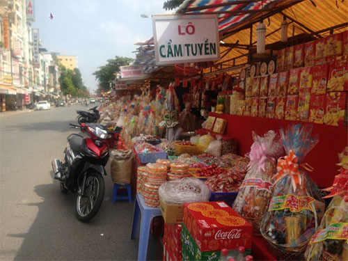 Các[-]quầy[-]bán[-]đồ[-]Tết[-]ở[-]TP[-]Cần[-]Thơ[-]thưa[-]vắng[-]khách[-]Ảnh:[-]CA[-]LINH